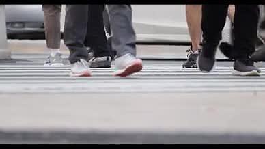 城市行人脚步特写慢动作视频的预览图